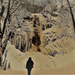 深い鳥海高原、森と雪の中、彼が目前にしたものは・・。